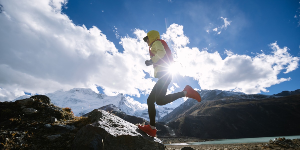 Woman,Trail,Runner,Cross,Country,Running,In,High,Altitude,Winter